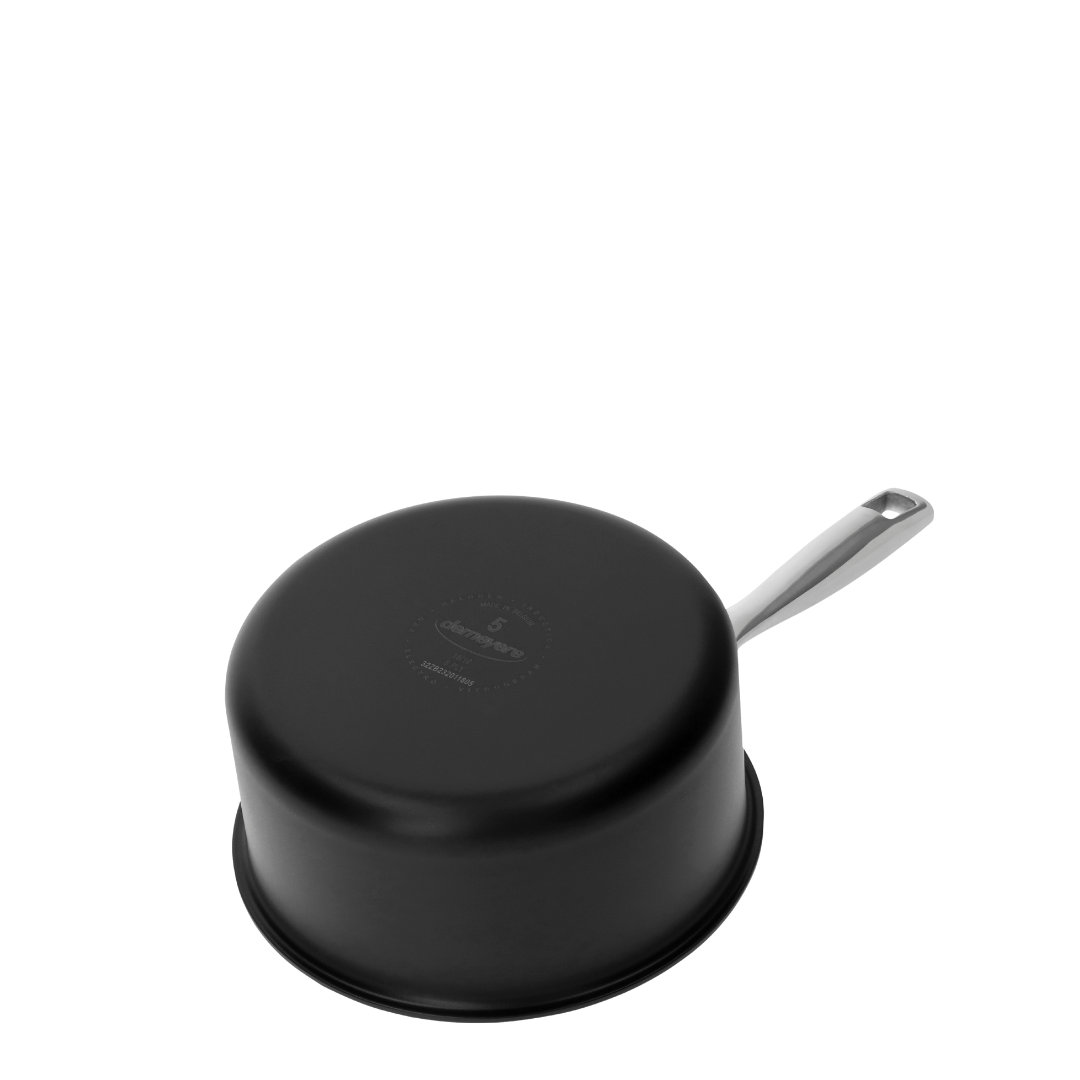 Casserole Demeyere Black 5 de 16 cm sans couvercle, vue de dessous, avec finition noire élégante et manche en acier inoxydable.