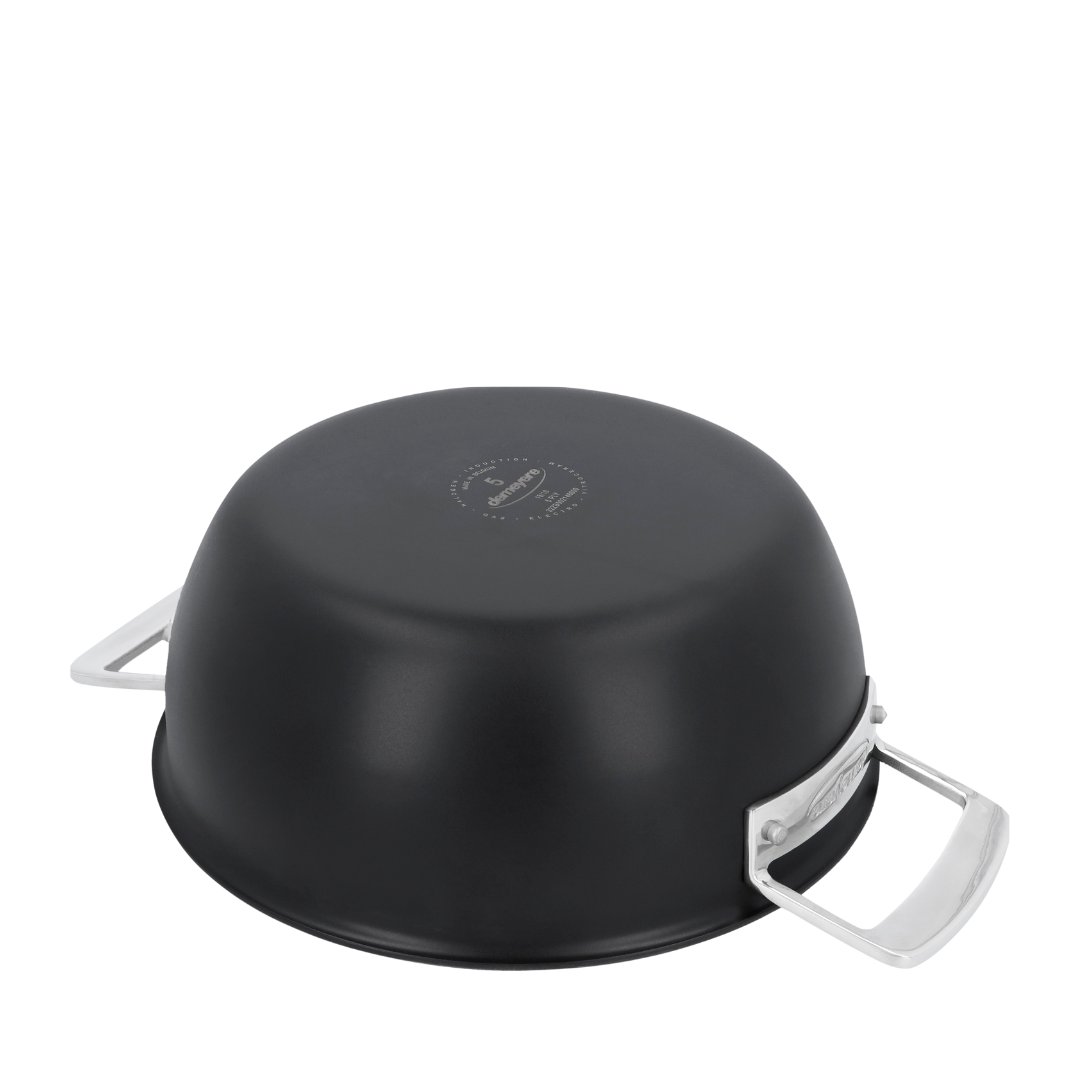 Vue de dessous de la cocotte conique Demeyere Black 5 avec couvercle de 24 cm, montrant sa base en céramique noire et ses poignées robustes pour une utilisation pratique et élégante.