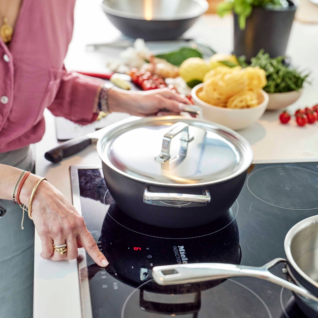 Demeyere Black 5 Cocotte conique avec couvercle de 24 cm utilisée en cuisine, idéale pour mijoter des plats savoureux, avec une répartition uniforme de la chaleur et une finition élégante.