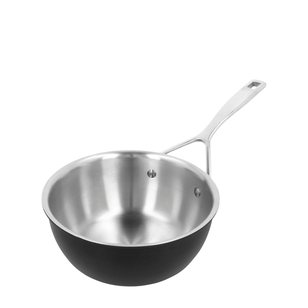 Vue intérieure de la sauteuse conique Demeyere Black 5 de 20 cm avec couvercle, en acier inoxydable, idéale pour une répartition homogène de la chaleur sur tous types de feux, y compris l'induction