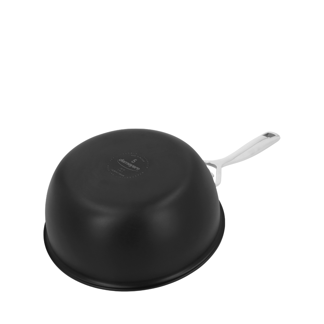 Vue de dessous de la sauteuse conique Demeyere Black 5 de 20 cm avec couvercle, finition en acier inoxydable et fond compatible tous feux, y compris induction