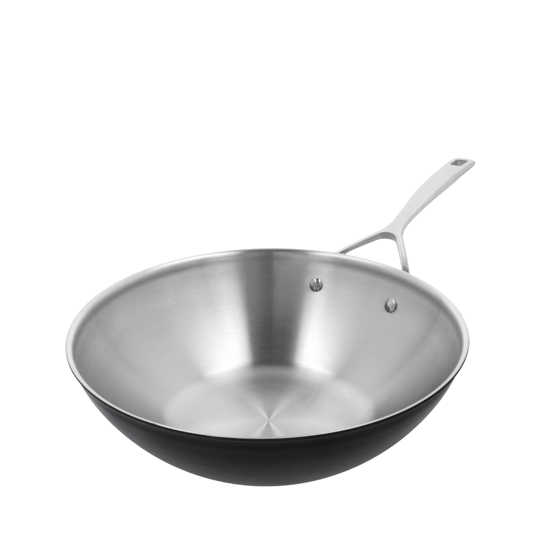 Wok Demeyere Black 5 de 30 cm avec intérieur en acier inoxydable, conçu pour une répartition uniforme de la chaleur et une cuisson optimale, doté d'une poignée ergonomique pour une prise en main confortable