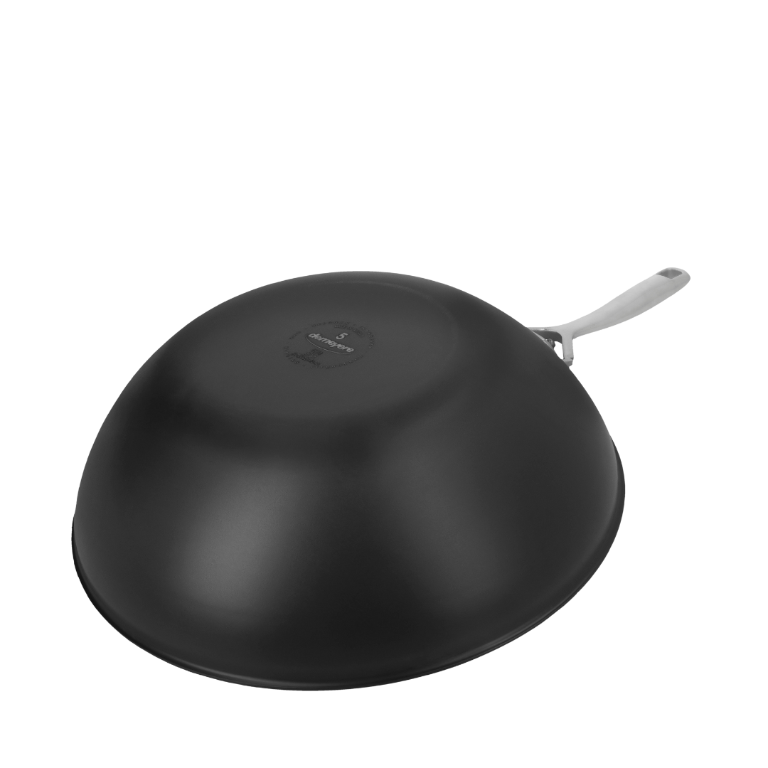 Vue du dessous du Wok Demeyere Black 5 de 30 cm, base plate pour une stabilité optimale sur toutes surfaces de cuisson, design en acier inoxydable de haute qualité pour une cuisson uniforme