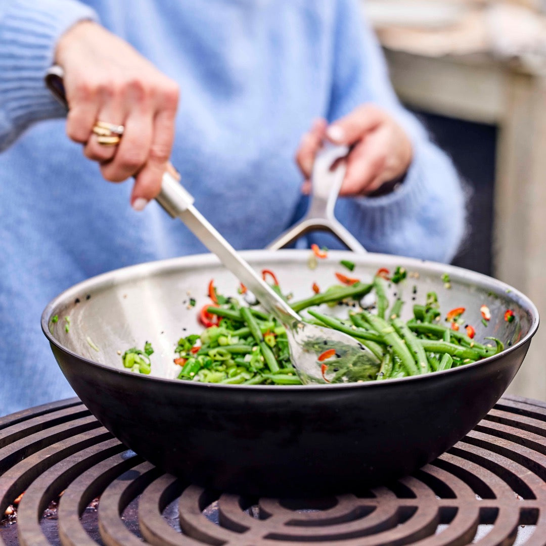 Wok Demeyere Black 5 de 30 cm, idéal pour cuisson au barsero Gueuleton avec une cuisson homogène, design élégant et robuste pour une utilisation en cuisine professionnelle et domestique.