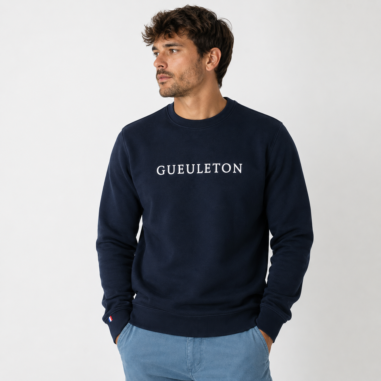 Sweat col rond Gueuleton navy en coton bio, broderie 3D blanche GUEULETON sur poitrine, patch drapeau tricolore au poignet