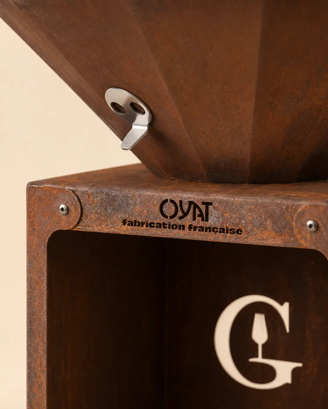 Détail poignée inox Brasero Oyat 88 acier corten Made in France