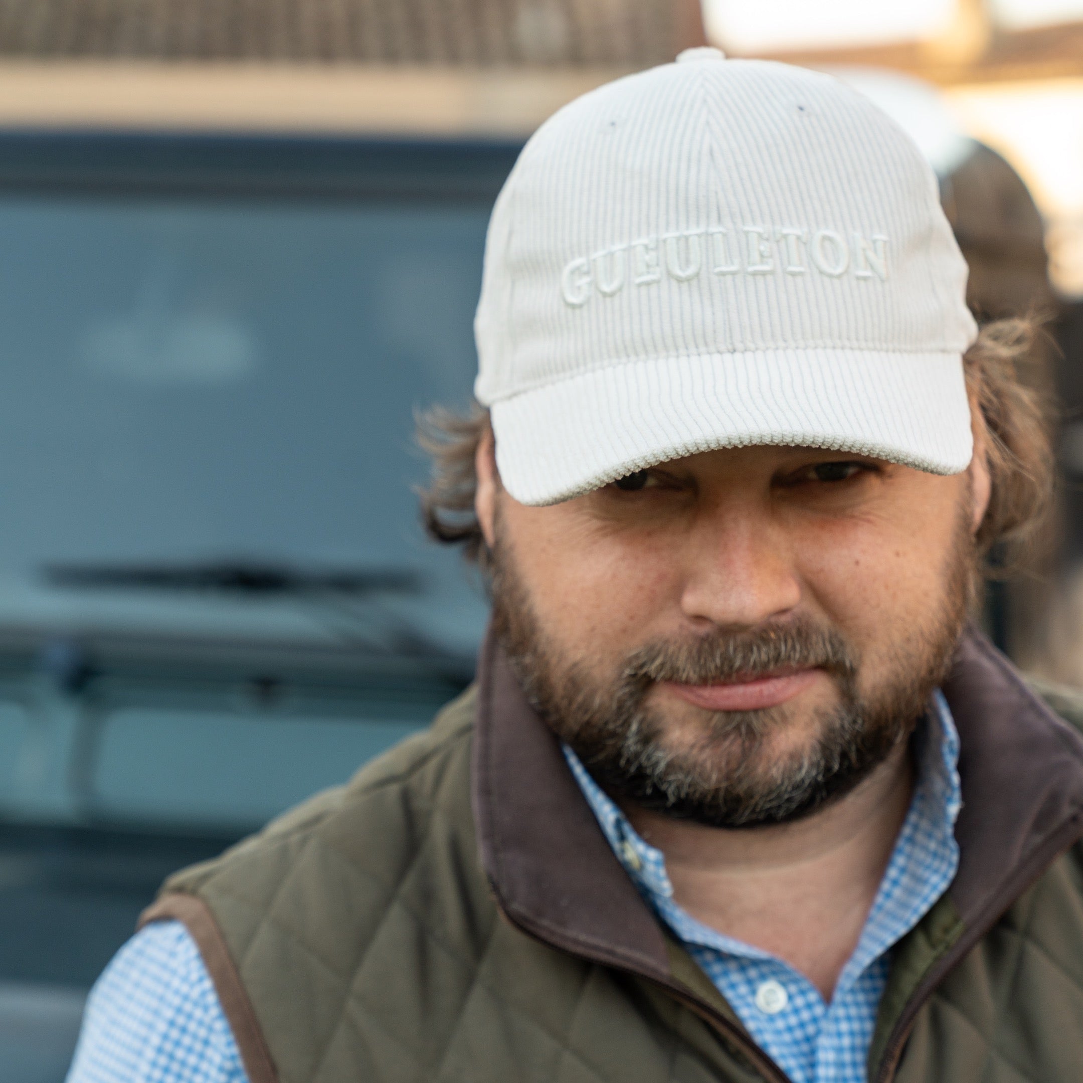 Casquette Gueuleton en Velours Côtelé coloris Blanc Cassé portrait face - Gueuleton