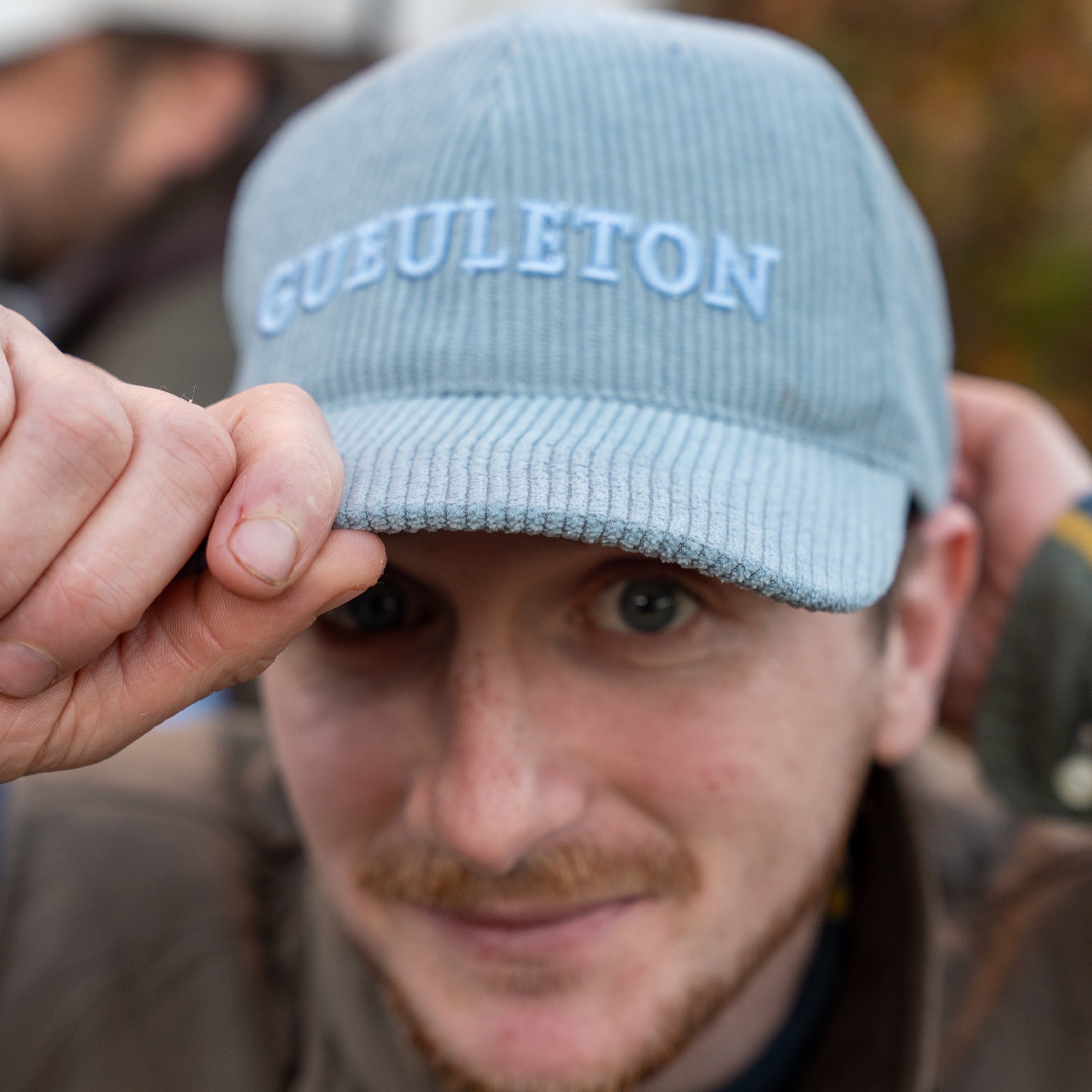 Casquette Gueuleton en Velours Côtelé Bleu Glacier portrait de face