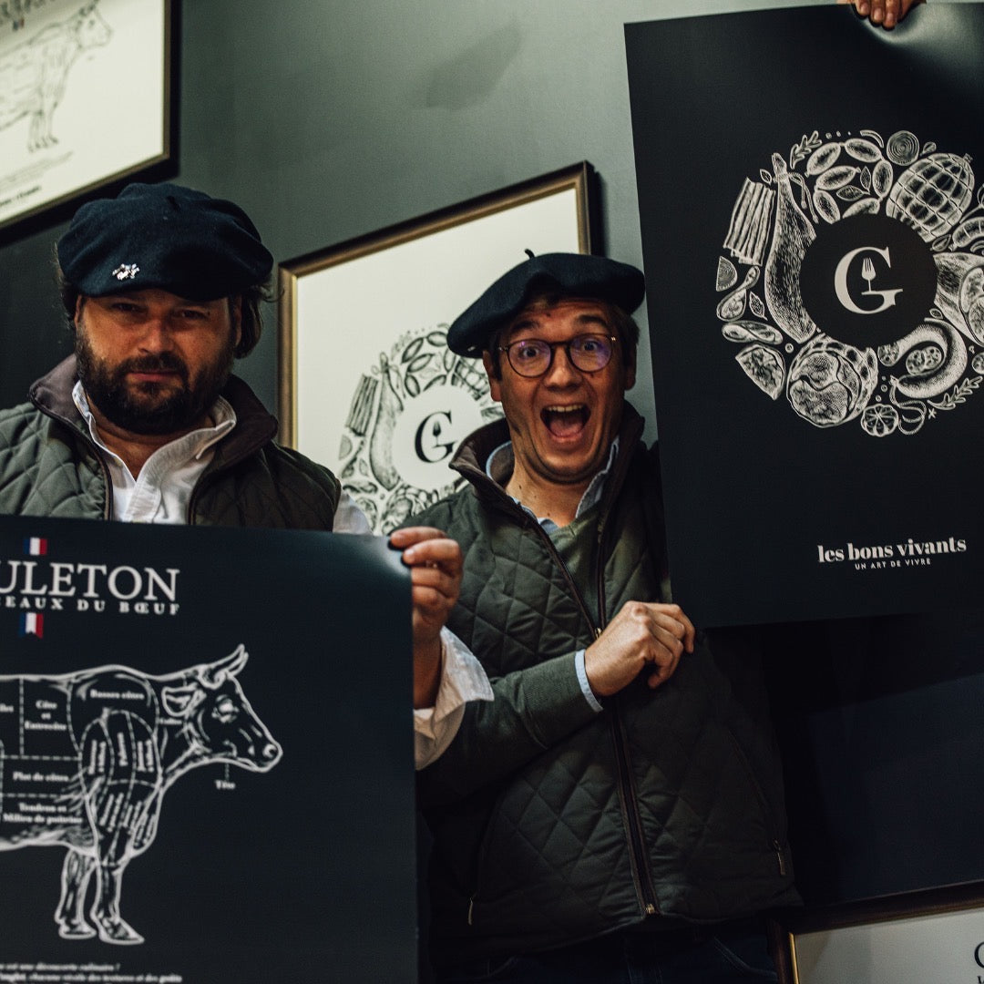 Posters Gueuleton - Les morceaux de bœuf et Les bons vivants, un art de vivre, présentés par deux personnes portant des bérets. Ces affiches illustrent les découpes de viande bovine et le mode de vie des bons vivants, idéales pour les amateurs de gastronomie et de tradition.