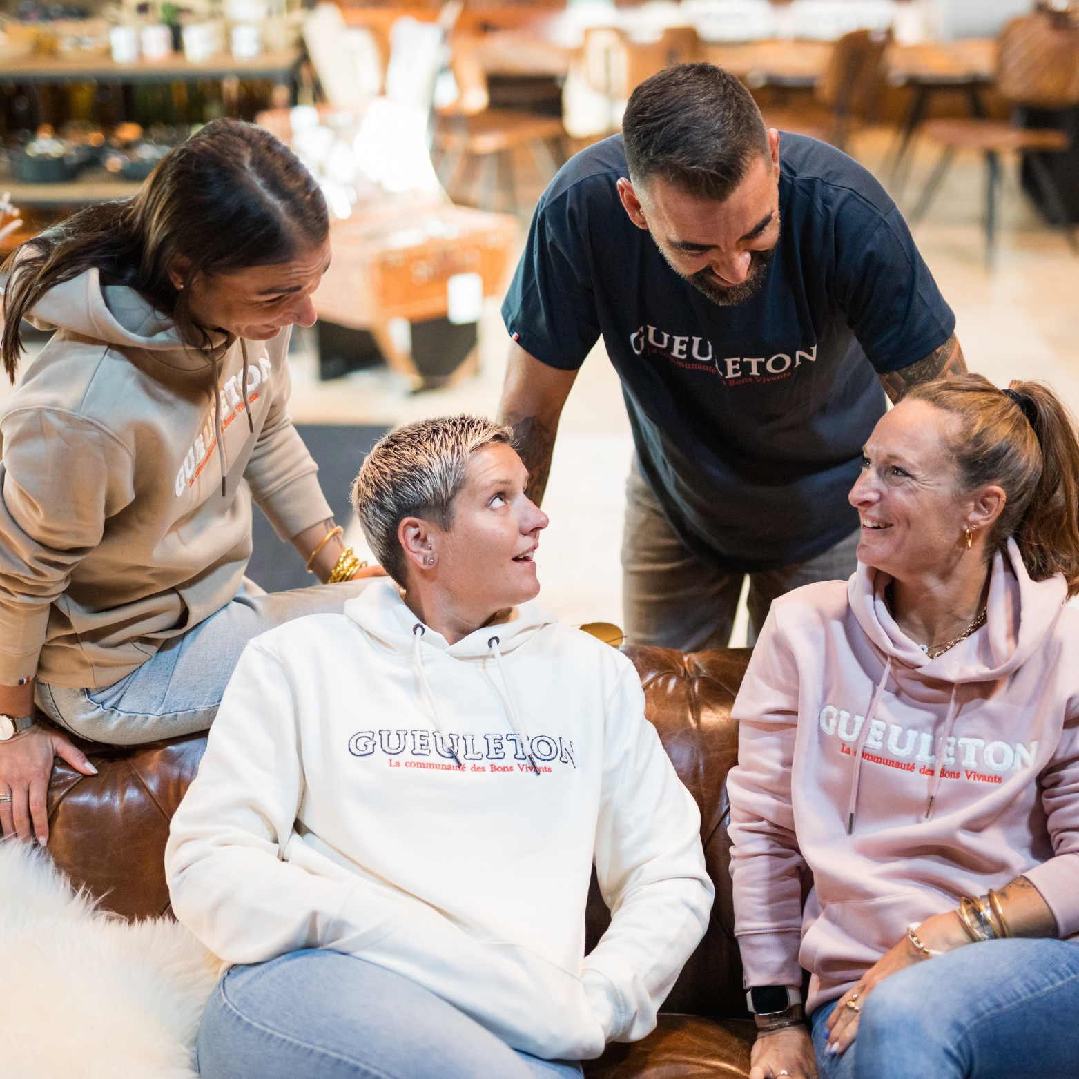 Sweat à capuche Gueuleton unisex Ivory et Rose portés en ambiance boutique - Gueuleton