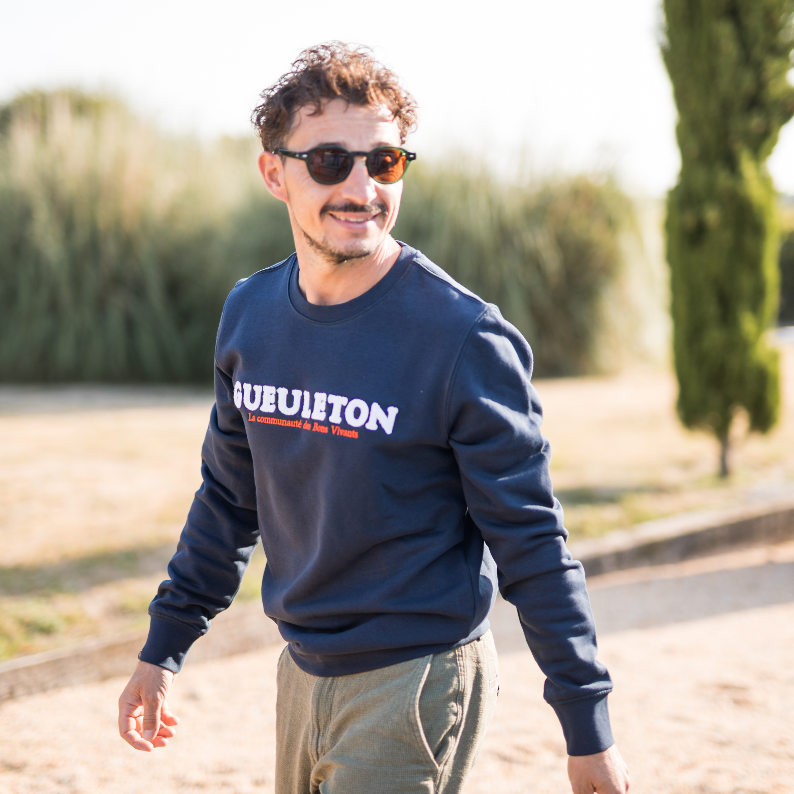 Sweat Gueuleton Bleu Marine unisex porté par un homme en extérieur - Gueuleton