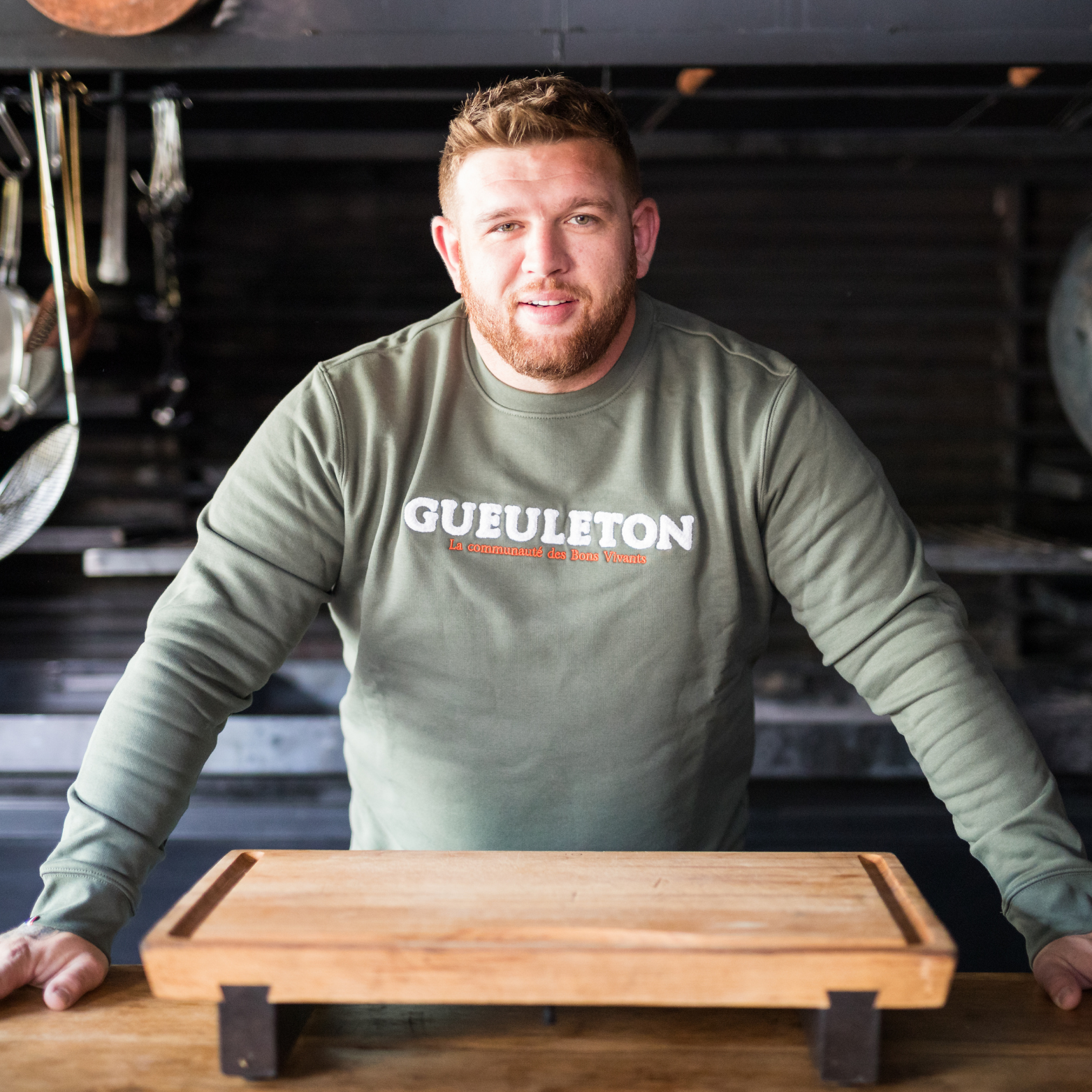 Sweat Gueuleton Vert Kaki unisex porté par un homme en cuisine - Gueuleton