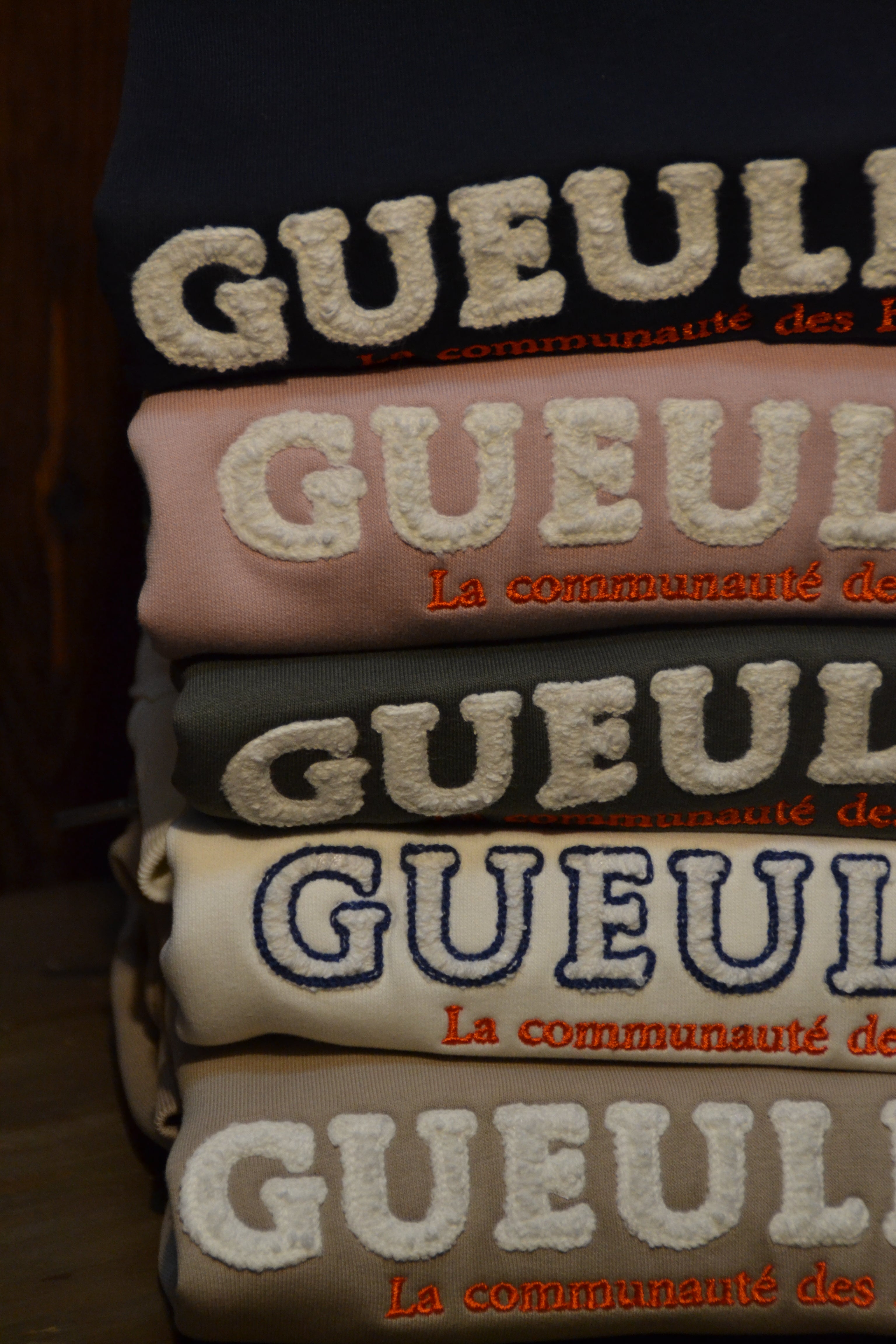 Sweatshirts Gueuleton empiés en différentes couleurs, inscription « La communauté des Bons Vivants »