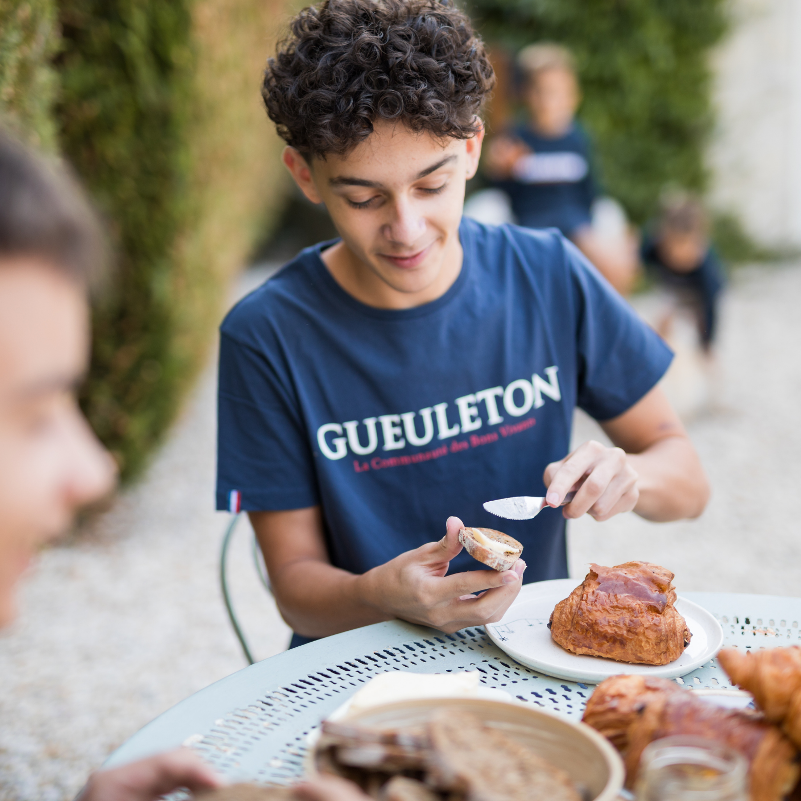 T-shirt Gueuleton Marine porté par un jeune homme lors du petit déjeuner - Gueuleton