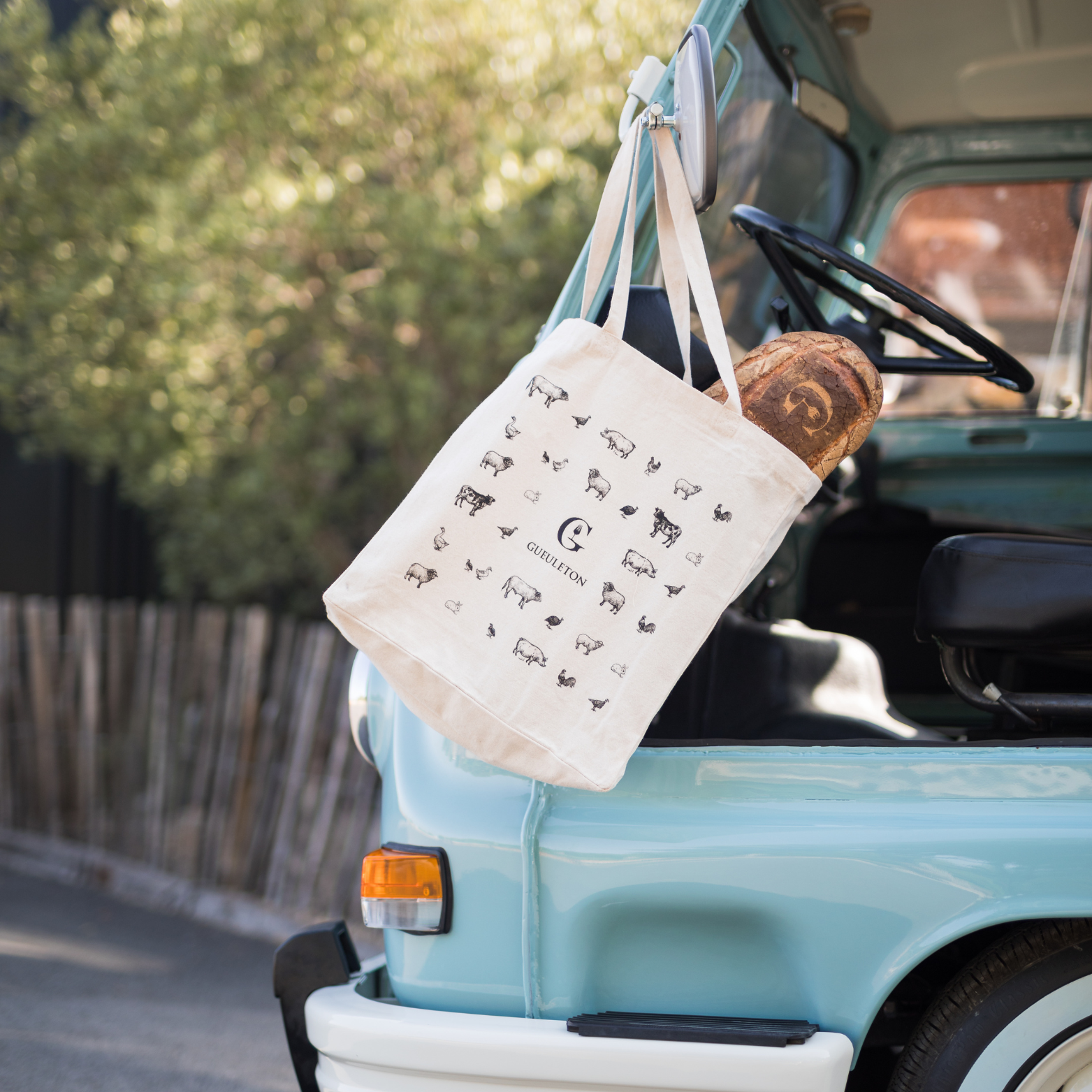Tote bag Gueuleton avec pain artisanal, accroché à un vintage camion - Gueuleton
