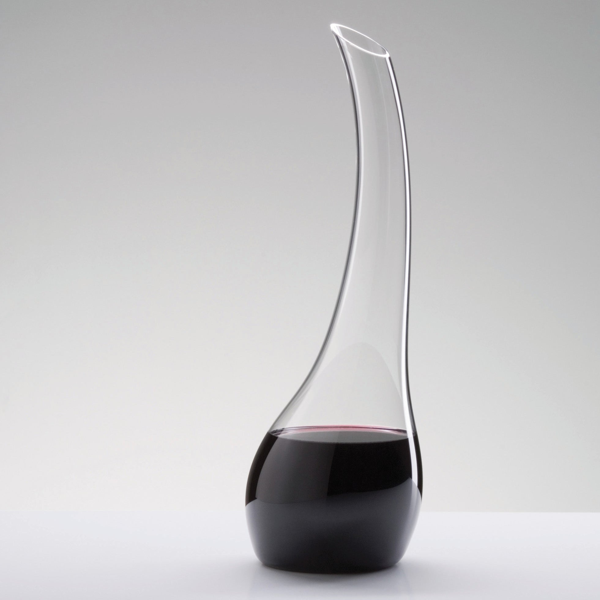 Carafe à décanter design soufflée à la bouche – Riedel modèle Cornetto avec vin rouge – service du vin haut de gamme
