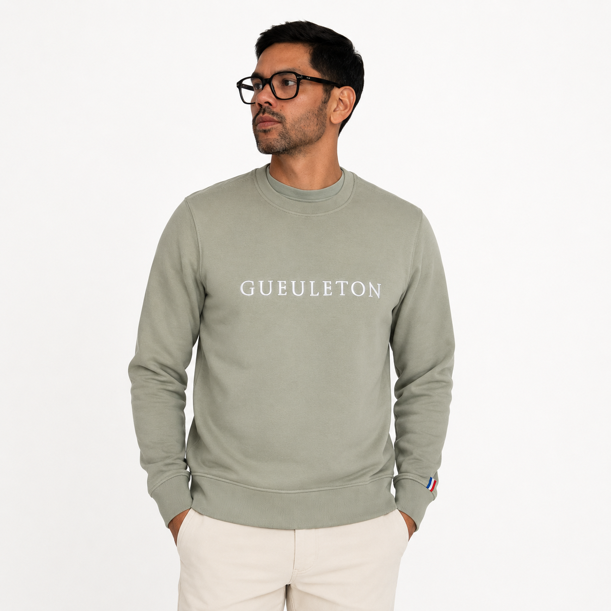 Sweat col rond Gueuleton vert sauge en coton bio, broderie 3D blanche GUEULETON sur poitrine, patch drapeau tricolore au poignet