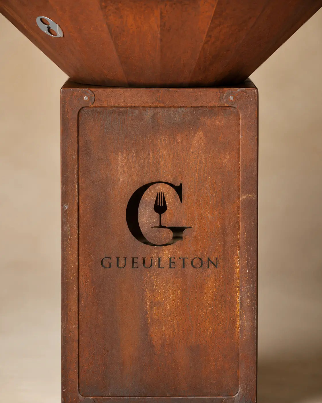 Détail logo Gueuleton gravé sur acier corten Brasero Oyat 88