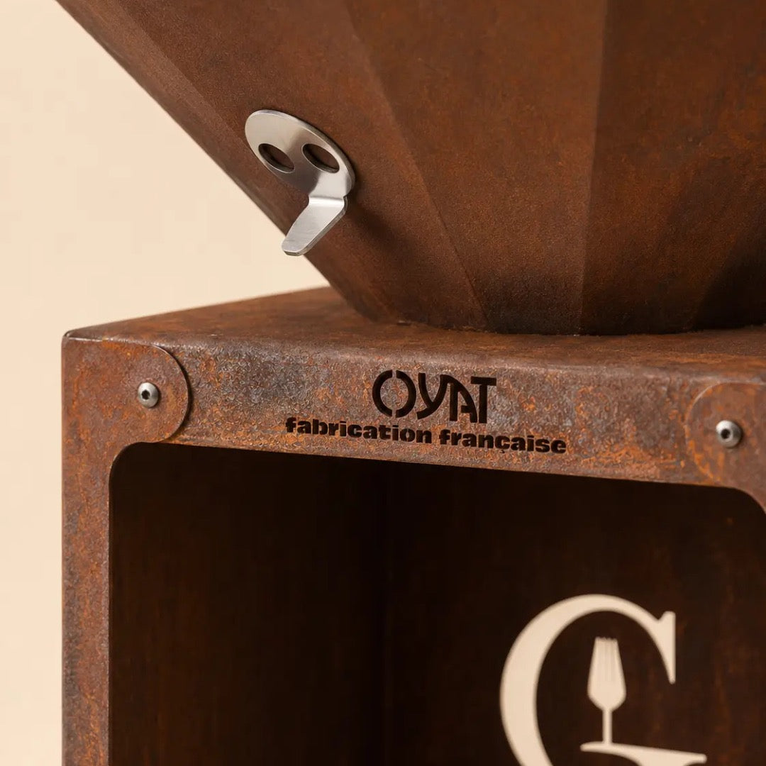 Détail poignée inox du Brasero Oyat 88 cm en acier corten