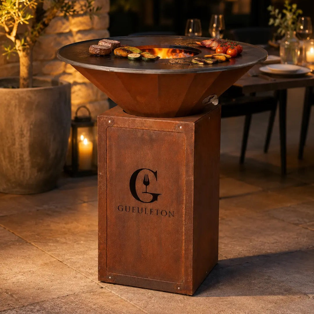 Brasero Oyat 88 cm allumé en soirée, ambiance terrasse conviviale