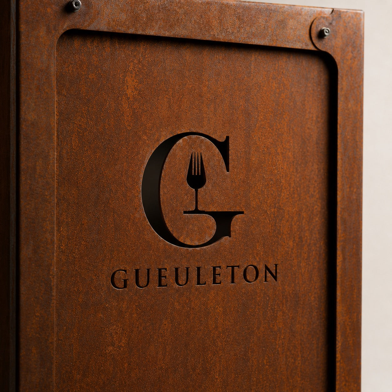 Logo Gueuleton gravé sur acier corten Brasero Oyat 68