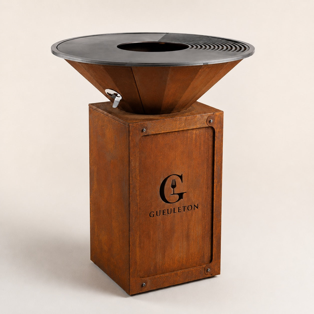 Brasero corten OYAT × Gueuleton 68 cm vue trois quarts terrasse