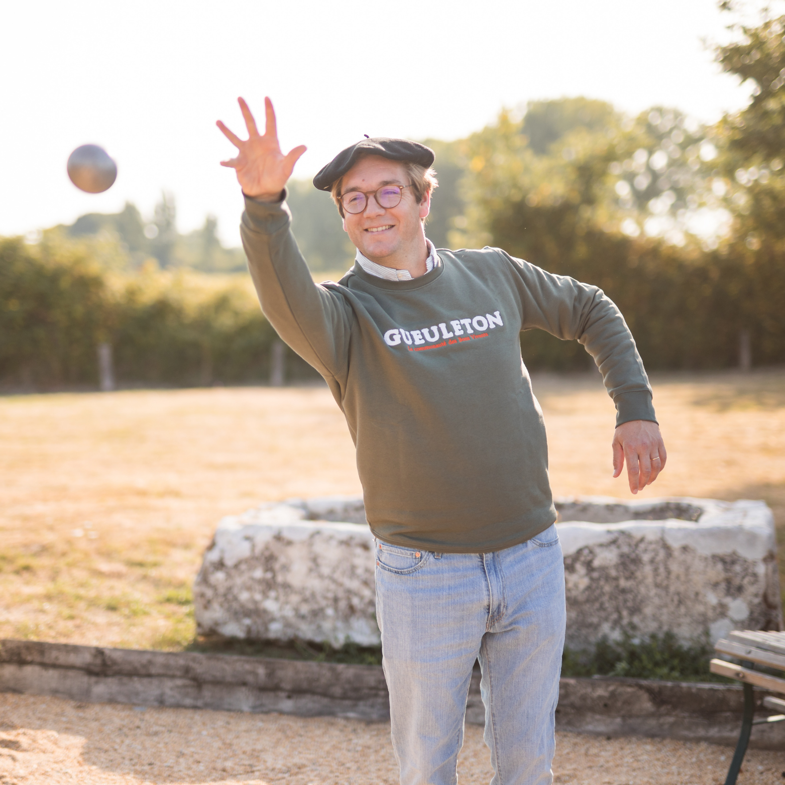 Sweat Gueuleton Vert Kaki unisex porté par Arthur lors d'une partie de pétanque - Gueuleton