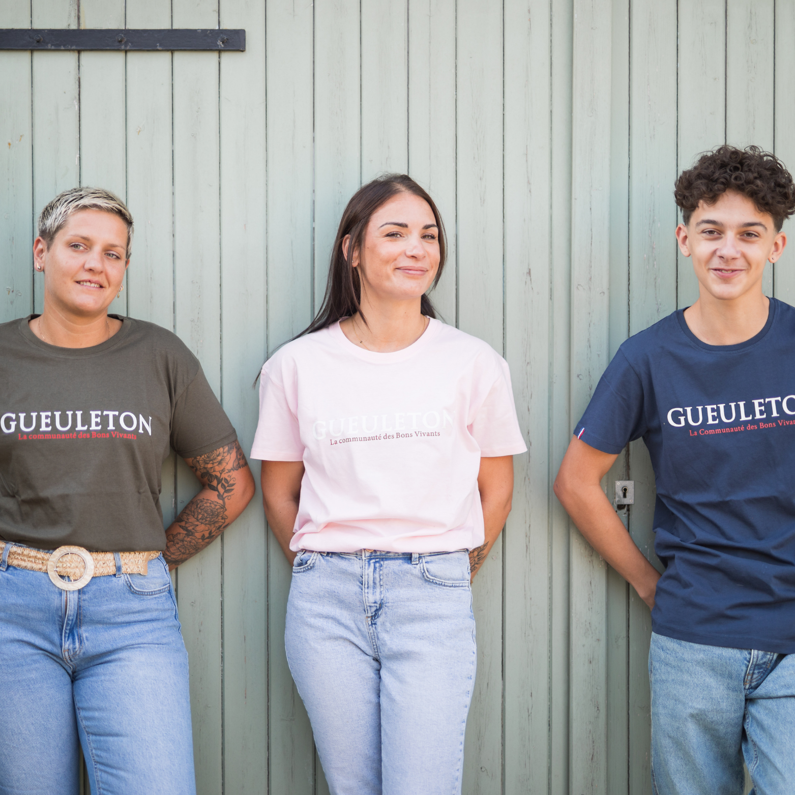 Collection T-shirts Gueuleton portés par trois personnes - coloris Vert Kaki, Rose et Marine - Gueuleton