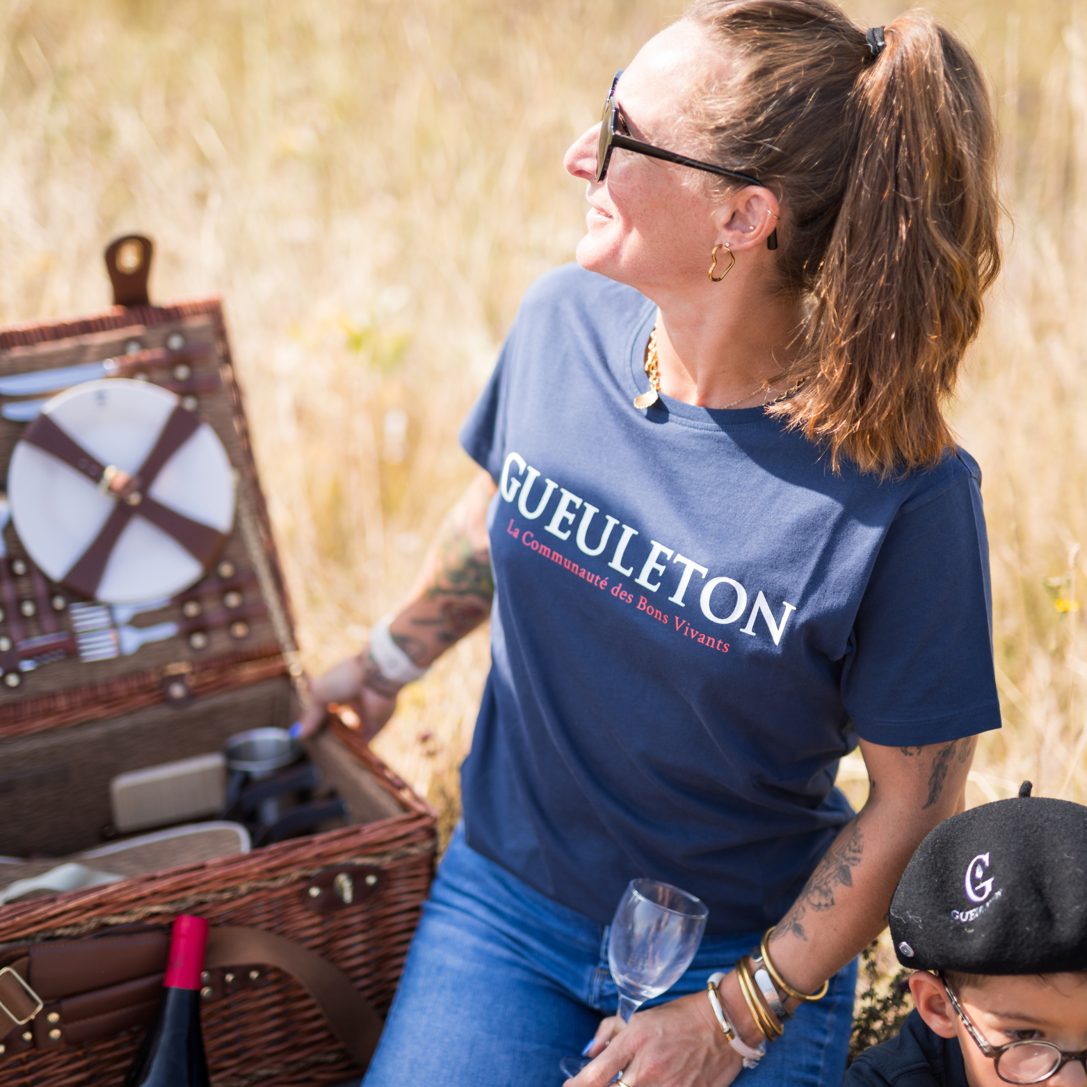 T-shirt Gueuleton Marine porté par une femme lors d'un pique-nique - Gueuleton