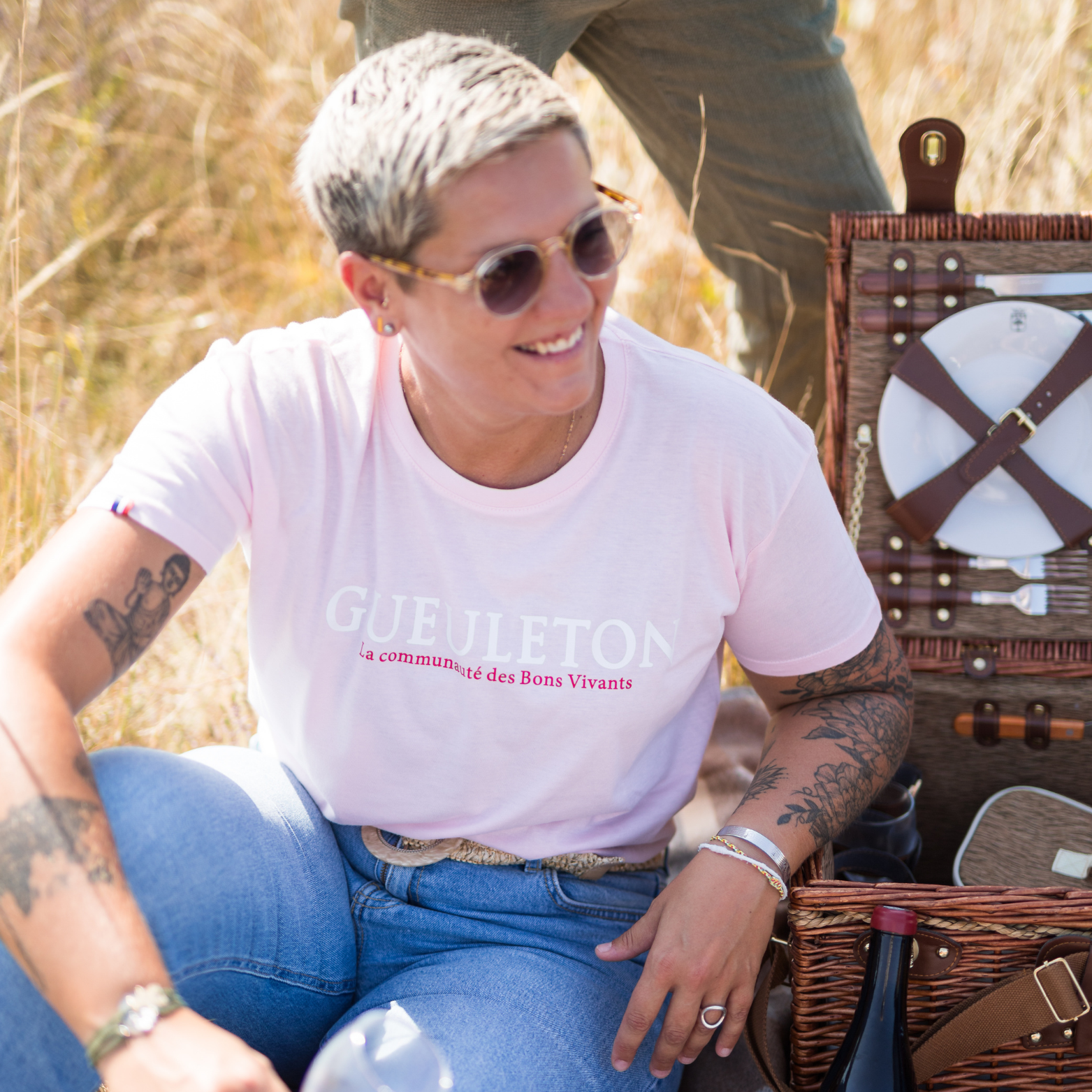 T-shirt Gueuleton Rose porté par une femme lors d'un pique-nique - Gueuleton